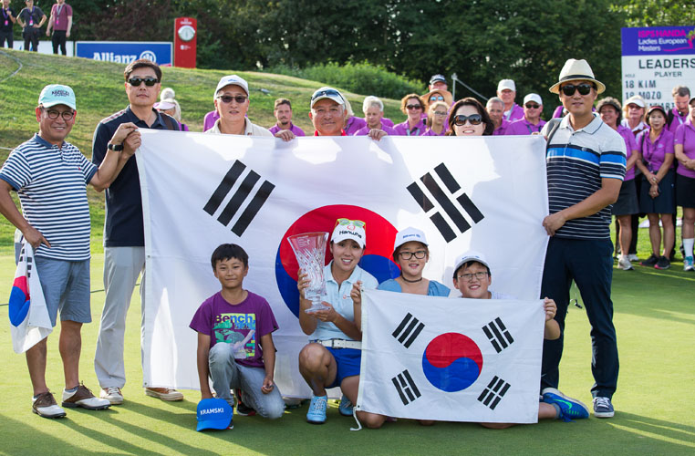 11/09/2016 Ladies European Tour 2016: ISPS HANDA Ladies European Masters, Golf Club Hubbelrath, Dusseldorf 8-11 September. In-Kyung Kim of Korea with her trophy. Credit: Tristan Jones