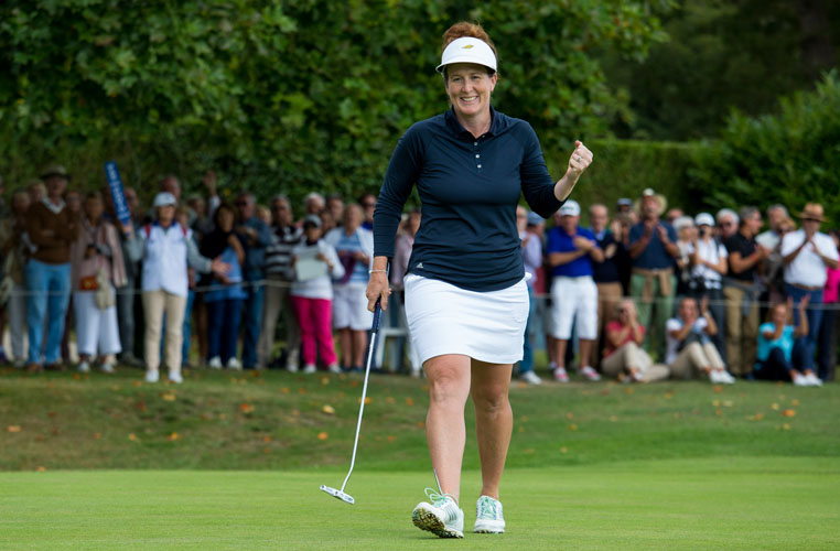 09/10/2016. Ladies European Tour 2016. Lacoste Ladies Open De France. Golf De Chantaco, St Jean De Luz, France. 6-9 October. Beth Allen of the USA celebrates holing a birdie putt on the 18th green to win the tournament. Credit: Tristan Jones