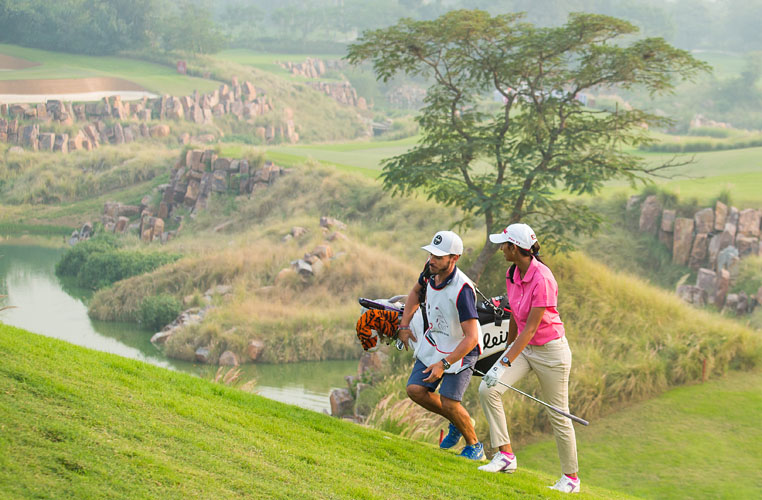 12/11/2016 Ladies European Tour 2016: HERO Women's Indian Open, DLF Country Club, New Delhi, India. 11-13 November. Aditi Ashok of India walks to the 17th green during the second round. Credit: Tristan Jones