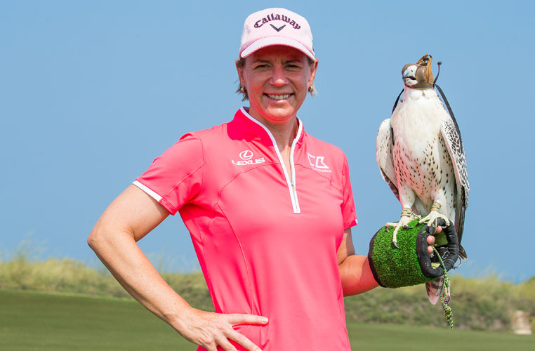 31/10/2016 Ladies European Tour 2016: Fatima Bint Mubarak Ladies Open, Saadiyat Beach Golf Club, Abu Dhabi, United Arab Emirates 2-5 November. Annika Sorenstam with a UAE Falcon. Credit: Tristan Jones