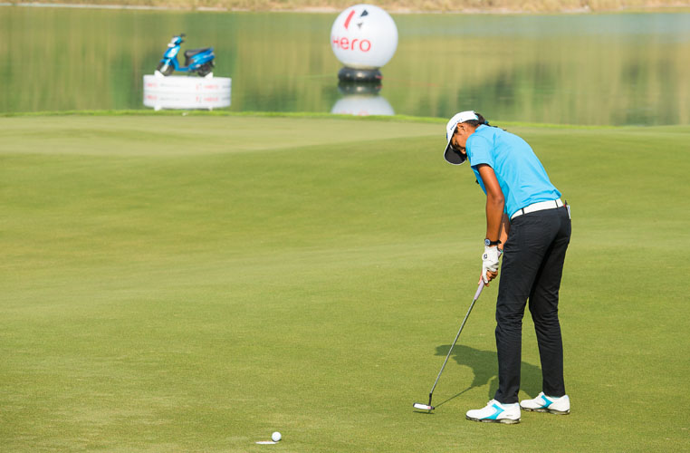 13/11/2016 Ladies European Tour 2016: HERO Women's Indian Open, DLF Country Club, New Delhi, India. 11-13 November. Aditi Ashok of India sinks the winning putt on the 18th green. Credit: Tristan Jones