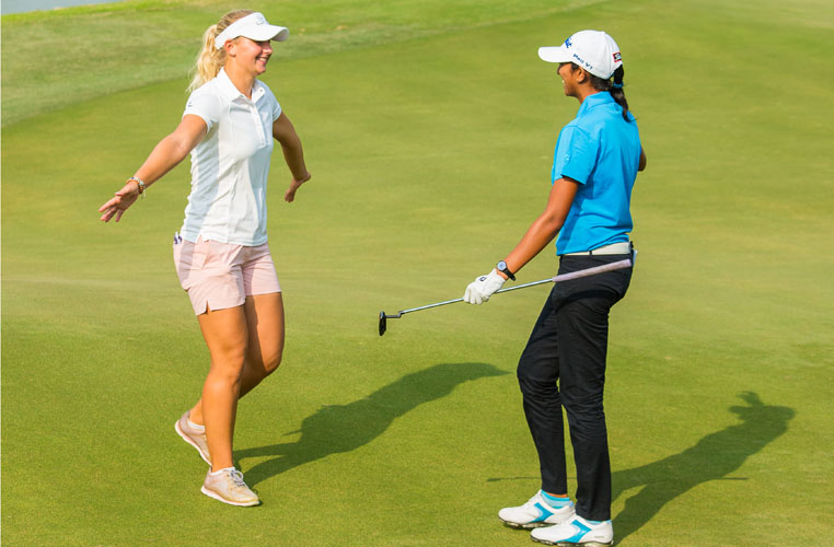 13/11/2016 Ladies European Tour 2016: HERO Women's Indian Open, DLF Country Club, New Delhi, India. 11-13 November. Defending champion Emily Kristine Pedersen of Denmark congratulates the new champion, Aditi Ashok of India on the 18th green. Credit: Tristan Jones