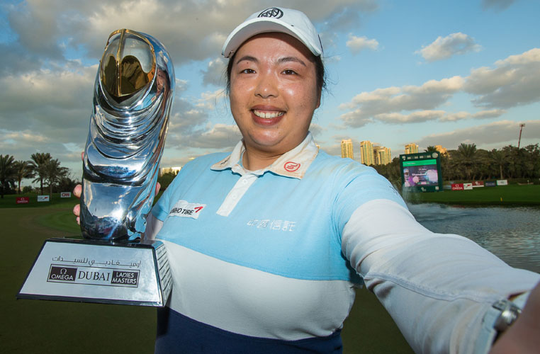 10/12/2016 Ladies European Tour 2016: Omega Dubai Ladies Masters, Emirates Golf Club, Dubai, UAE. 7-10 December. Shanshan Feng of China with her trophy. Credit: Tristan Jones