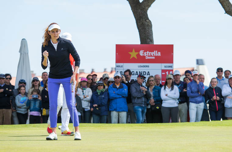 23/04/2017 Ladies European Tour 2017: Estrella Damm Mediterranean Ladies Open, Club De Golf Terramar, Sitges, Barcelona Spain. 20-23 April 2017. Florentyna Parker of England holes her putt on the first playoff hole. Credit: Tristan Jones