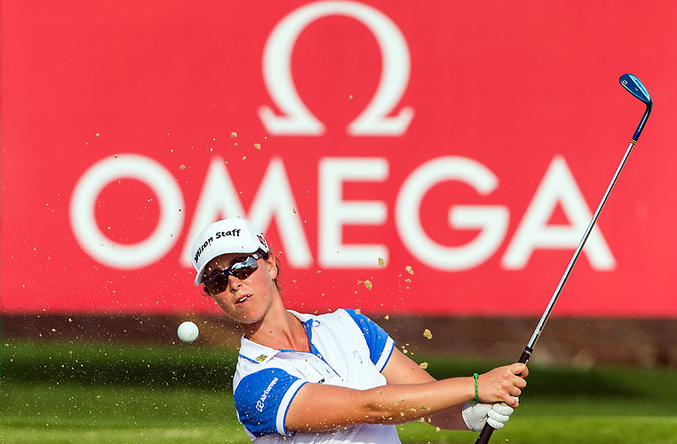 08/12/2016 Ladies European Tour 2016: Omega Dubai Ladies Masters, Emirates Golf Club, Dubai, UAE. 7-10 December. Nuria Iturrios of Spain plays out of a bunker on the 14th hole during the first round. Credit: Tristan Jones