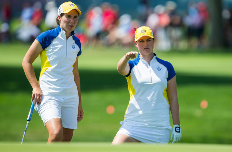 18/08/2017 Ladies European Tour 2017: The Solheim Cup, Des Moines Golf Country Club, Des Moines, Iowa. USA. 18-20 August 2017. Carlota Ciganda and Caroline Masson of Germany chekc the lie of the green on the 17th hoel during the Friday morning Foursomes. Credit: Tristan Jones.